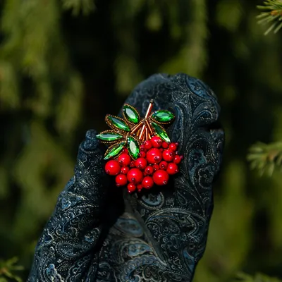 Авторская брошь из бисера \"Рябина\" купить по выгодной цене 🌲  Интернет-магазин \"Тайга Сибири\" 🌲