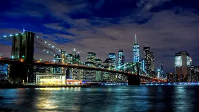 Бруклинский мост в нью-йорке на фоне множества зданий - обои на телефон