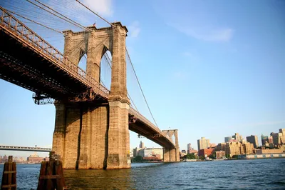 Нью-Йорк и Бруклинский мост на рассвете в США