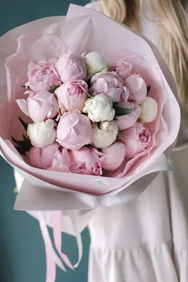 Купить букет из пионов и кустовых роз по доступной цене с доставкой в  Москве и области в интернет-магазине Город Букетов