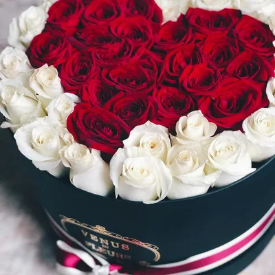 Белые розы с сердцем от 51 шт. за 11 290 руб. | Бесплатная доставка цветов  по Москве