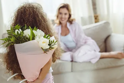 Букет цветов «Корзина роз для мамы» - закажи с бесплатной доставкой в  Гремячьем от 30 мин