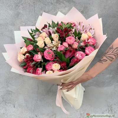 Нежный букет цветов для мамы из кустовых и одиночных роз купить с доставкой  по Томску: цена, фото, отзывы