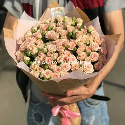 Букет из 11 розовых роз с эвкалиптом - купить в Москве по цене 1490 р -  Magic Flower