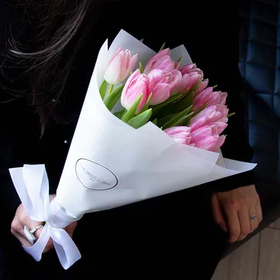 Букет из нарциссов, тюльпанов и гиацинтов в вазе - заказать доставку цветов  в Москве от Leto Flowers