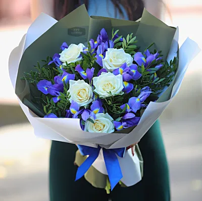 Заказать Небольшой белый букет с розами и орхидеями в вазе с доставкой в  Москве