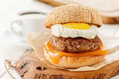 Бургер на завтрак | Приготовь сочный бургер с яйцом дома: доставим все  продукты!