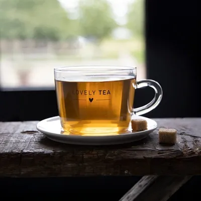 Чашка чая на столе против размытых огней Уютная зима Стоковое Изображение -  изображение насчитывающей комфорт, напитка: 160129377