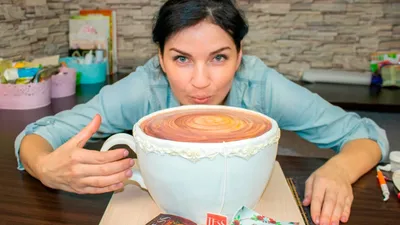 Фото Женские руки держат чашку чая