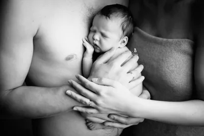 Newborn ЧБ. Фотограф новорожденных. Семейный и детский фотограф в городе  Сургуте