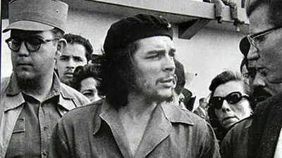 Флаг с Че Геварой на фоне кубинского флага