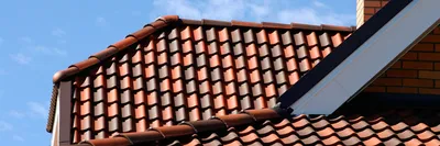 Монтаж вальмовой крыши из керамической черепицы Фото