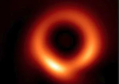Самая древняя сверхмассивная черная дыра невероятно велика