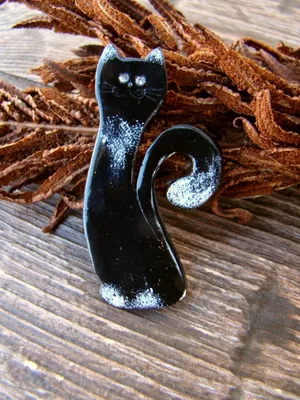 черная кошка с маленькими глазами смотрит прямо перед собой, черный кот,  кошка, хищник фон картинки и Фото для бесплатной загрузки