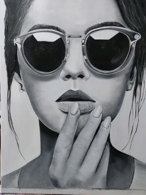 Модная черно-белая фотография девушки-модели в очках