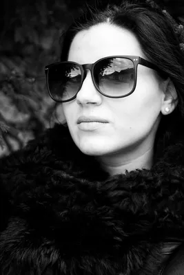 модный черно-белый портрет красивой сексуальной женщины в солнечных очках  Стоковое Изображение - изображение насчитывающей глянцевато, сексуально:  258714525