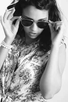 Девушка в очках в интернет-магазине Ярмарка Мастеров по цене 11050 ₽ –  PW14ARU | Картины, Губкин - доставка по России