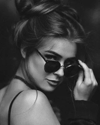 Красивая девушка в очках, черно-белая фотография Stock Photo | Adobe Stock