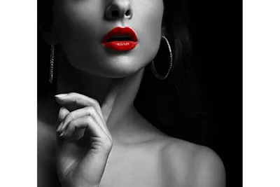 Модель очарования красивая сексуальная стильная с красными губами Стоковое  Фото - изображение насчитывающей состав, вечер: 39066498