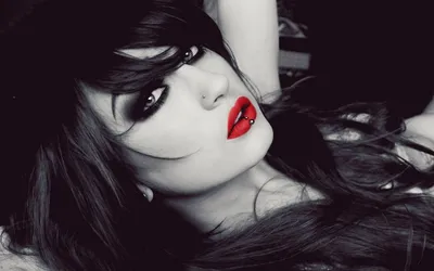 Фотообои \"Черно-белый портрет девушки с красными губами и цветком\" - Арт.  070223 | Купить в интернет-магазине Уютная стена