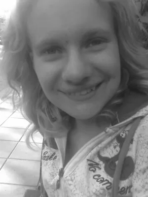 Счастливый Маленькая Девочка В Поле С Букетом Лаванды (черный И Белый)  Фотография, картинки, изображения и сток-фотография без роялти. Image  39024411