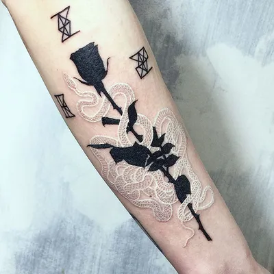 Черно белый эскиз тату для девушки: идеи и стильные варианты - tattopic.ru