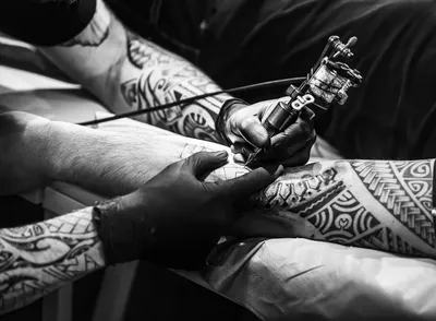 Черно-белая тату со смыслом [2392 фото] - эскизы модных татуировок