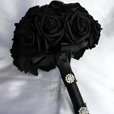Купить Букет 11 черных роз в крафте R832 в Москве, цена 5 850 руб.