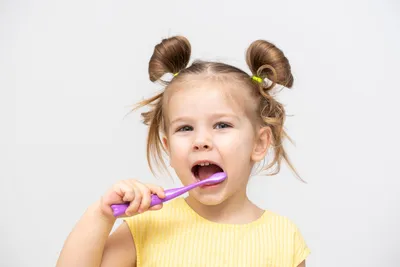 Зачем чистить зубы детям