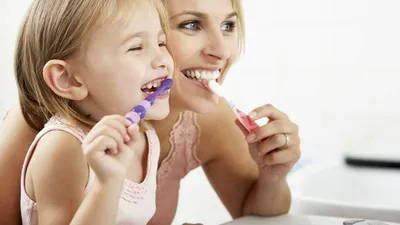 Как правильно чистить зубы, когда начинать и сколько раз в день чистить зубы  после еды