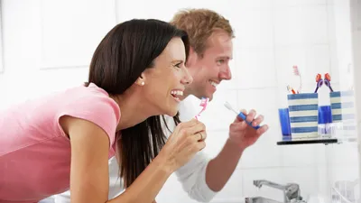 Как чистить зубы зубной щеткой правильно: сколько нужно раз взрослым и детям