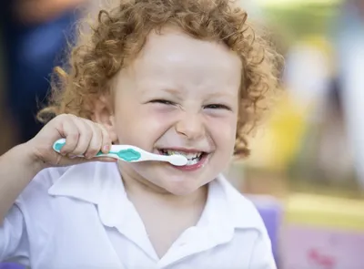 Как правильно чистить зубы ребенку? Советы специалиста