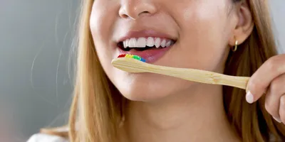 Чистка зубов с брекетами: нюансы и эффективность