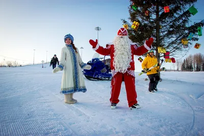 Дед Мороз с лыжами и фонарём