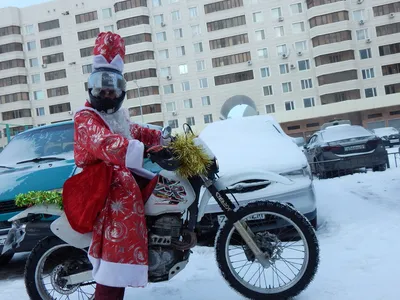 Дед Мороз прорвался через воронежские пробки, использовав мотоцикл