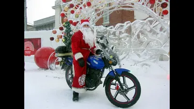 Мужская футболка «Дед Мороз байкер на мотоцикле» цвет красный - дизайнер  принта Natistomi