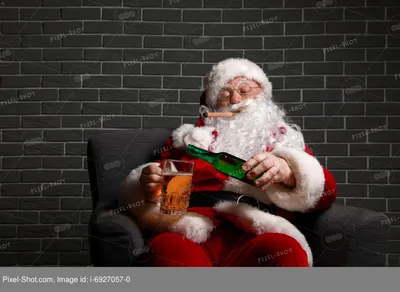 Смешной пьяный Дед Мороз сидит в кресле на белом фоне :: Стоковая  фотография :: Pixel-Shot Studio