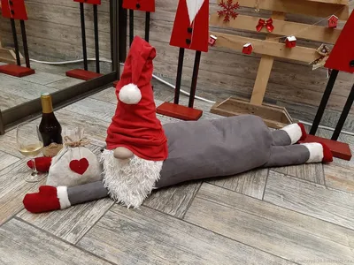 Пьяный и дерзкий. В России могут создать чёрный список Дедов Морозов | Дед  мороз, Красные подушки, Белые ткани