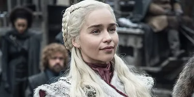 Обои на рабочий стол Дейенерис Таргариен / Daenerys Targaryen на фоне  лестинцы из сериала Игра престолов / Game of thrones, обои для рабочего  стола, скачать обои, обои бесплатно