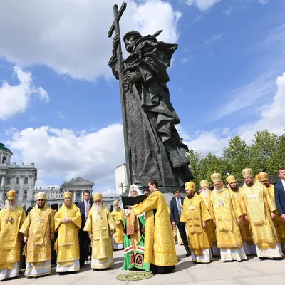 Открытка - поздравление с Днём Крещения Руси на фоне памятника