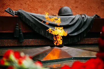 Вечный огонь и Георгиевская ленточка на День Победы