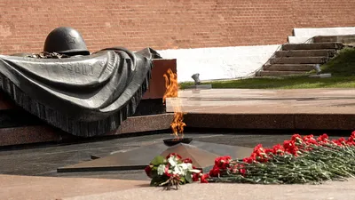 Накануне Дня Победы в Артемовском зажгли Огонь памяти, привезенный из  Ржева. Фото - «Уральский рабочий»
