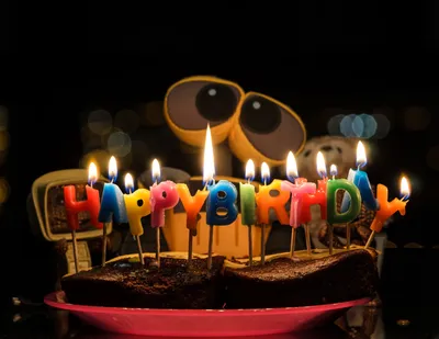 Обои на рабочий стол Праздничный торт с буквами happy birthday / с Днем  рождения, воздушные шарики и полосатые колпачки на белом фоне, обои для  рабочего стола, скачать обои, обои бесплатно