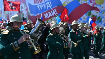 Открытка на 1 Мая - голубь в синем небе к Дню весны и труда