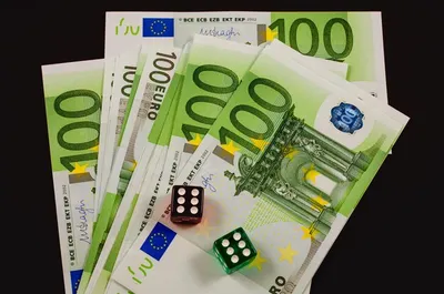 Евро деньги в руке на белом | Премиум Фото