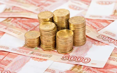 Пачки денег Русские рубли на деревянной предпосылке Стоковое Фото -  изображение насчитывающей кризис, экономия: 92086742