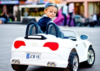 Размер детского электромобиля поможет выбрать нужную модель