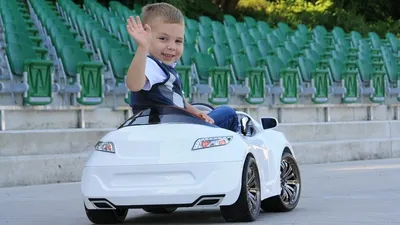 Детский электромобиль AUDI RS 5 (с зонтом и светящимися колесами)