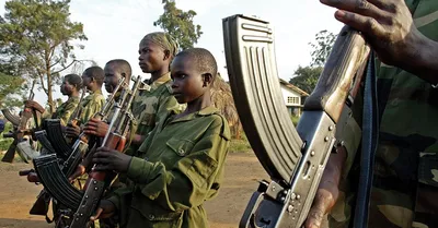 Как в Африке детей в армии держат | Пикабу