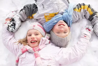 Дети на санях Детские сани Зимний снег Стоковое Изображение - изображение  насчитывающей холодно, малыши: 165107657